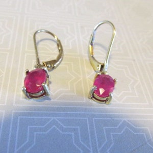 PENDIENTES DE TOPACIO DE LEY CON incrustaciones de plata de ley 925. Medidas totales de 1 pulgada de largo. Tamaño de la piedra: 3/8" x 1/4". Ideales para cumpleaños, aniversarios y cualquier ocasión.