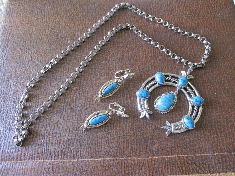 Vintage ART Signed SQUASH BLOSSOM Set Necklace /& Clip On Earrings Silver Plated Setting Turquoise Cabochon Wonderful Condition Circa 1970/'s