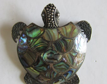 Exquisito STERLING & ABALONE Sea Turtle BROOCH Diseño detallado/Artesanía 2" L x W Accesorio de armario coleccionable Regalo para todas las ocasiones 1960