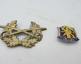 Dos insignias militares W W 1/W W 2 (1) Pin distintivo de unidad del ejército tailandés (2) Insignia de gorra de visera de la Bundeswehr emitida por el ejército alemán, patrón antiguo
