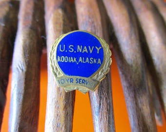 Pin antiguo de la Marina de los EE. UU. por 10 años de servicio, Kodiak, Alaska, con cierre de rosca, tono dorado y esmalte azul, mide 7/8". Base de recuerdos militares, 1939-presente.