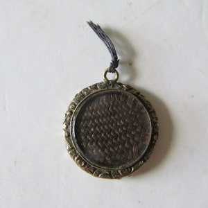 French VICTORIAN MOURNING FOB/Pendant with Woven Hair Gold Plating 19th Century 1850&#39;s Collectible Memento Mori Funeral Memorabilia 7/8&quot; Rd