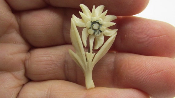 FRENCH BONE Edelweiss BROOCH 1920's Acces Lapel S… - image 2