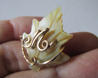 PIN DE AMOR DE MADRE DE LA SEGUNDA GUERRA MUNDIAL Hoja tallada en nácar envuelta en alambre dorado Inicial "M" 1 1/4" L x W Recuerdos militares coleccionables