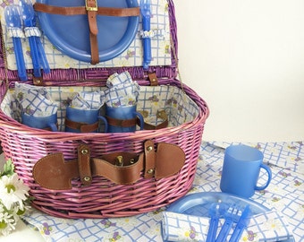 Sweet Purple Picnic Basket with Serving for 4, Honeybee Flower Design Napkin & Tablecloth, Blue Plastic Plates, Cups, Cutlery Al Fresco Date