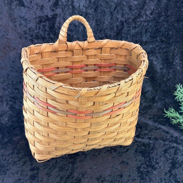 Preciosa cesta colgante de bolsillo para pared, arte de pared, macetero, decoración de estilo rural, idea de regalo vintage, mimbre grande de 23 x 15 cm y 21 cm de profundidad
