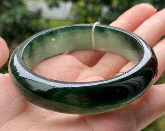 新品　翡翠彫刻入りバングル 龍の彫刻が施された翡翠のバングル 57.85 mm ホワイト バイカラー