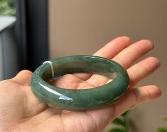 翡翠　緑色バングル Amazon.co.jp: 中国の美しい本物の天然グリーン翡翠の宝石 バングル