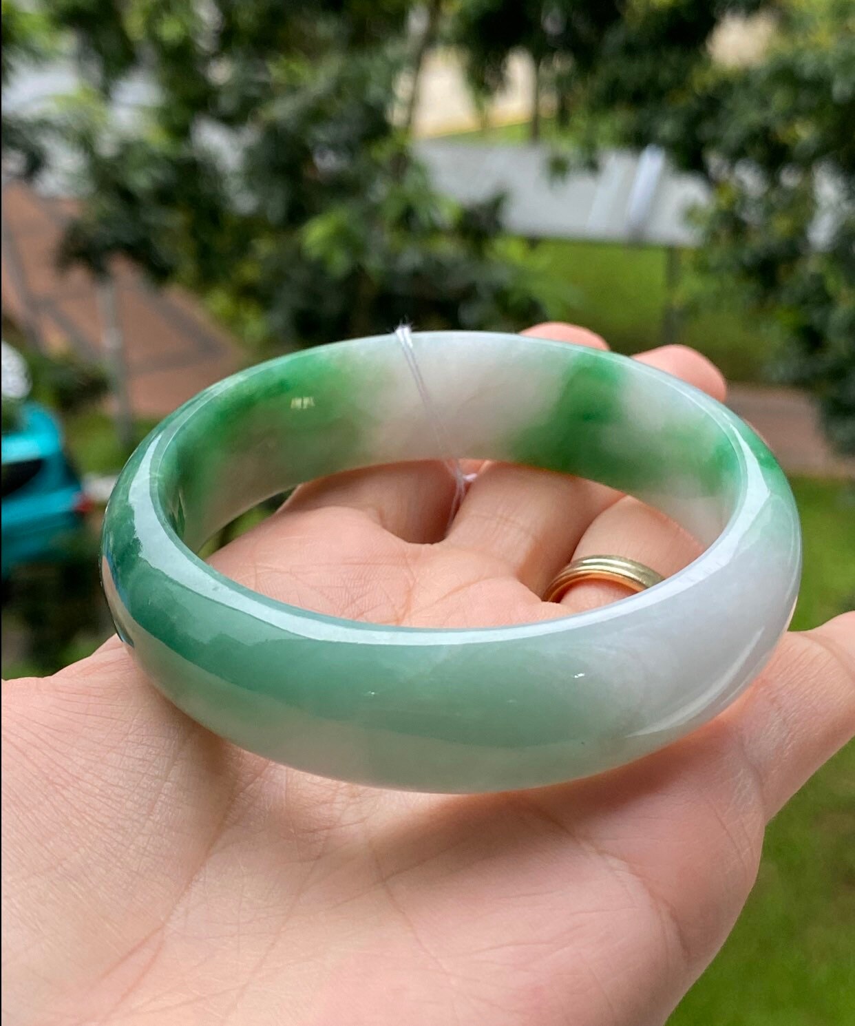 翡翠バングル グリーンのグラデーション 認定 58.95 mm ミャンマー翡翠バングル ビビッドグリーン バイ