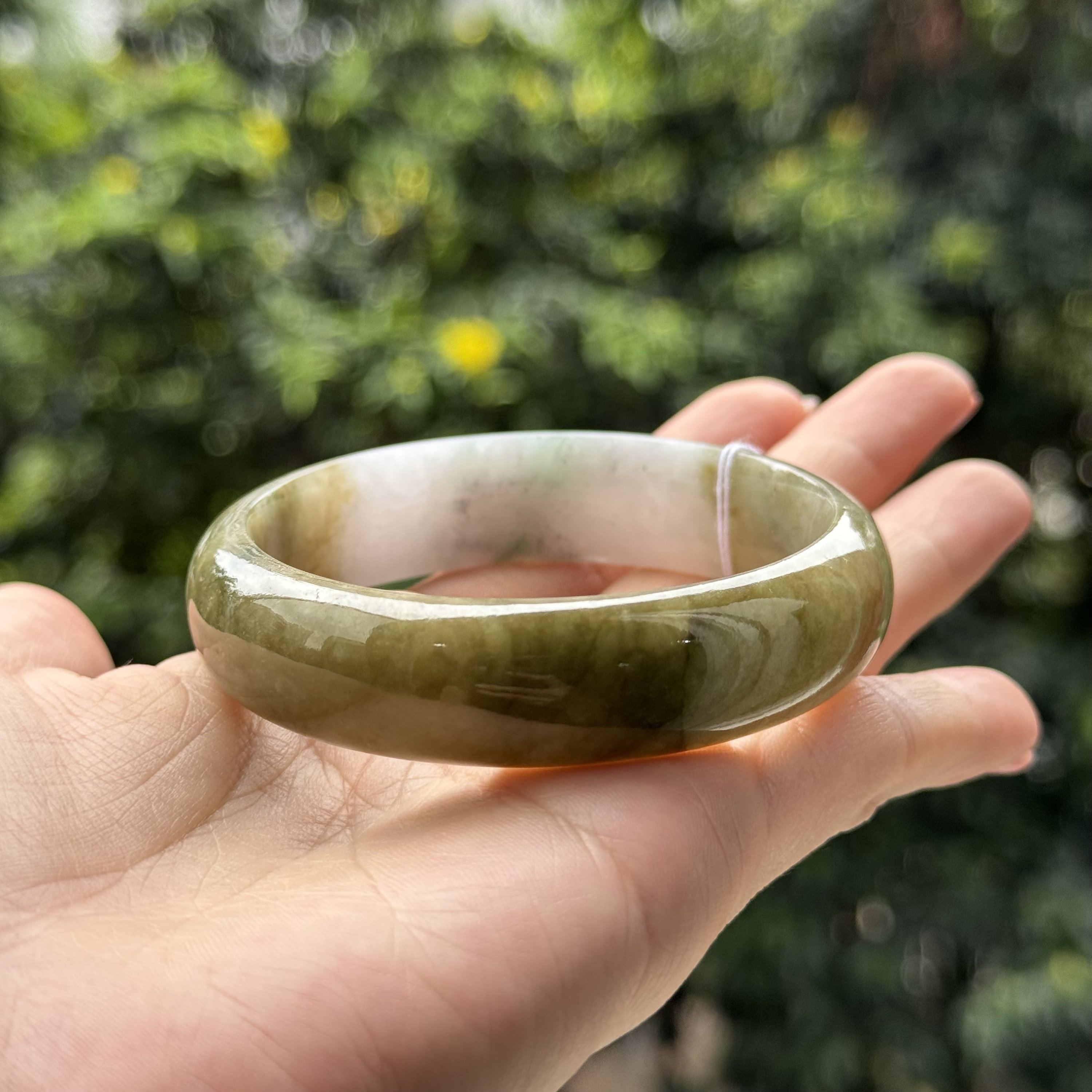 翡翠　ジェイダイト　バングル 天然翡翠バングル - 57.25 mm 茶色がかった緑と白 (グレード A