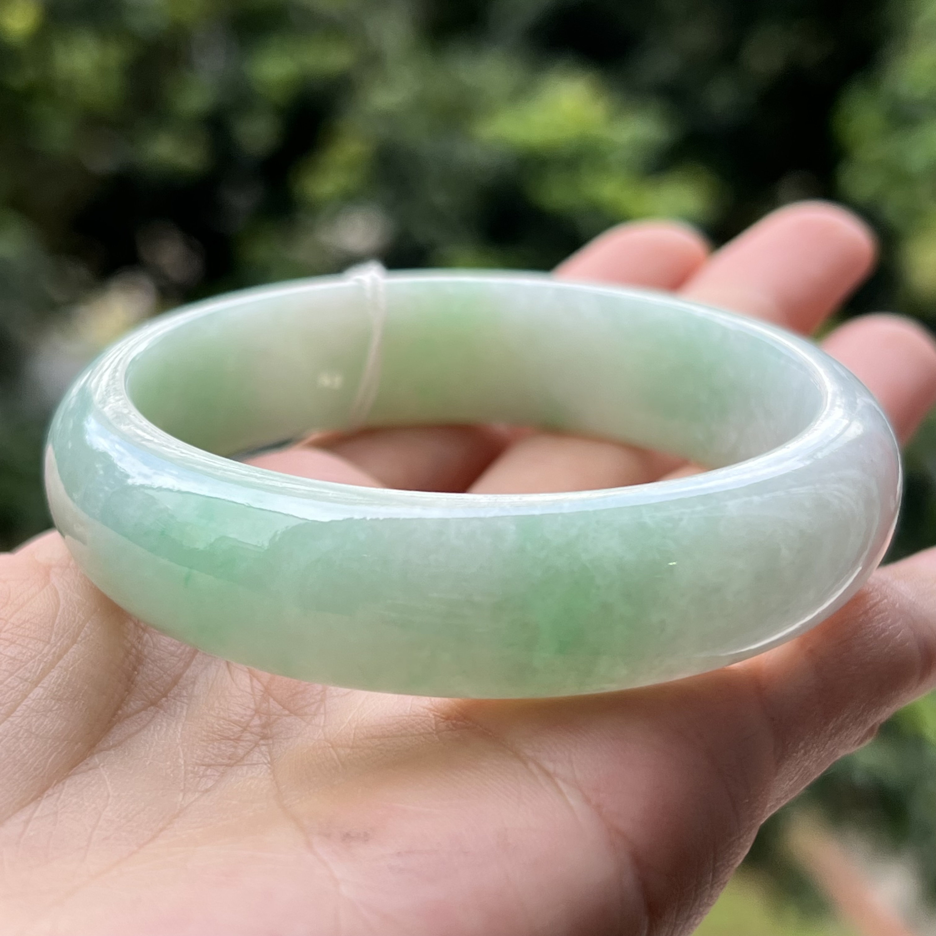 淡い緑色の翡翠製シンプルバングル。 58.6 mm 翡翠バングル 非常に