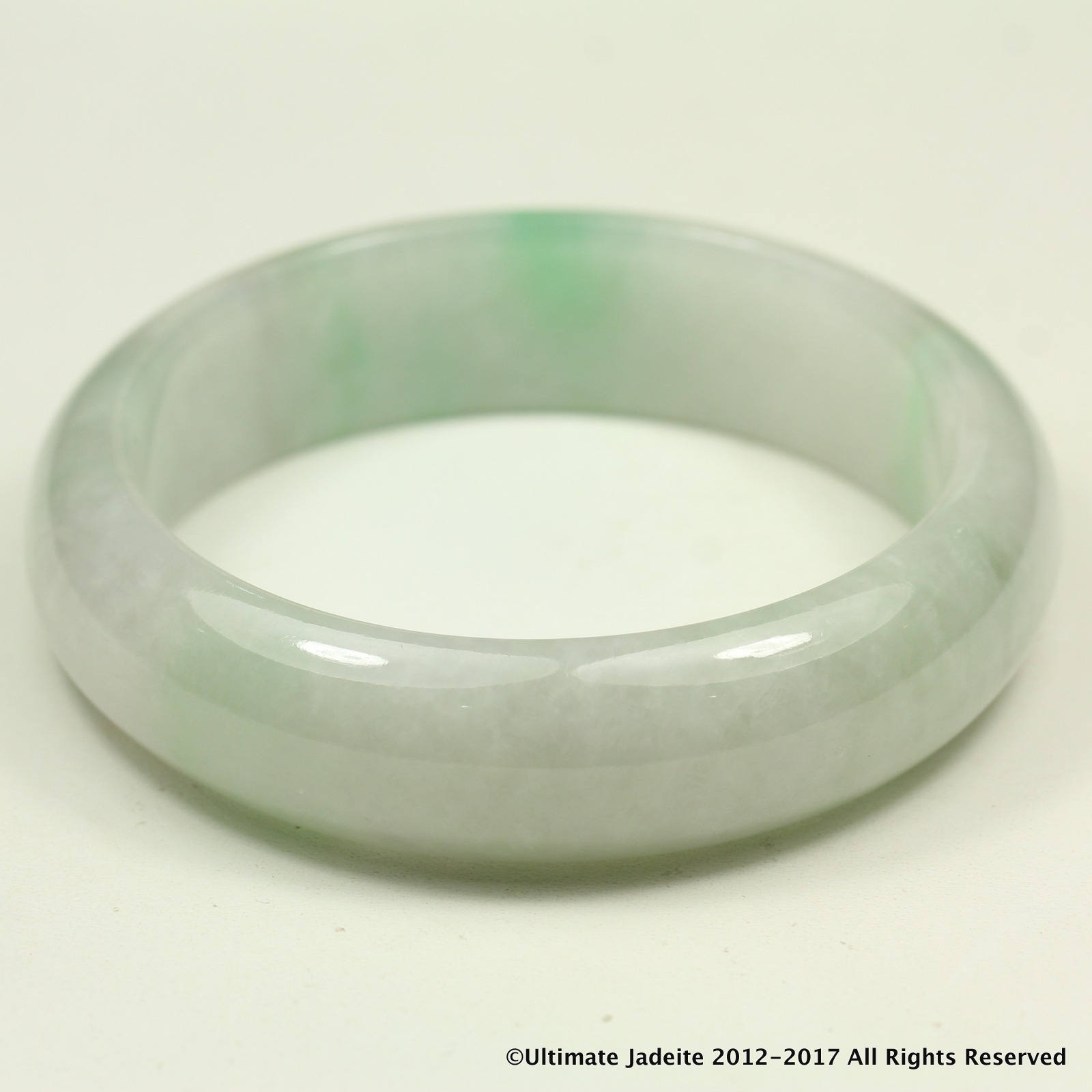 淡い緑色の翡翠製シンプルバングル。 天然翡翠バングル - 58.77 mm オフホワイトと鮮やかなグリーン