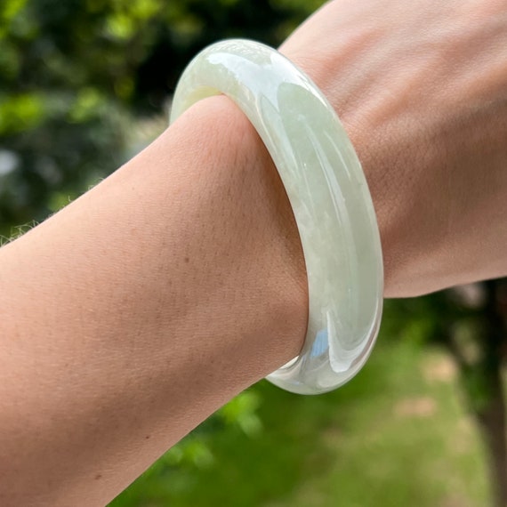 翡翠製 淡い緑色バングル 翡翠製淡い緑色バングル 内径60.5mm】艶やかな