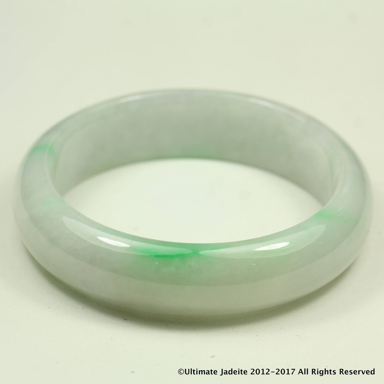 天然翡翠バングル - 58.84 mm オフホワイトと鮮やかなグリーン