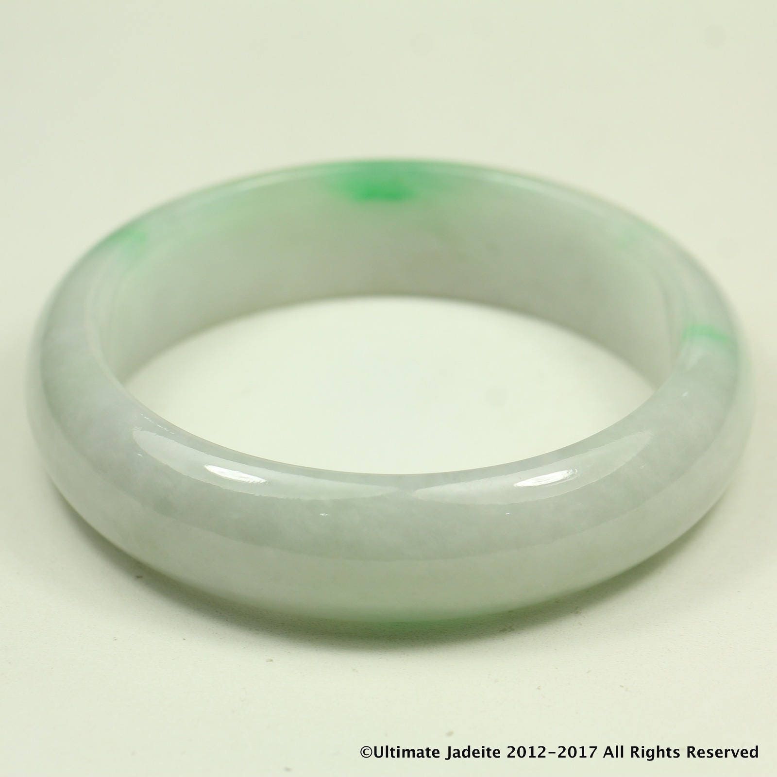 天然翡翠バングル - 58.84 mm オフホワイトと鮮やかなグリーン