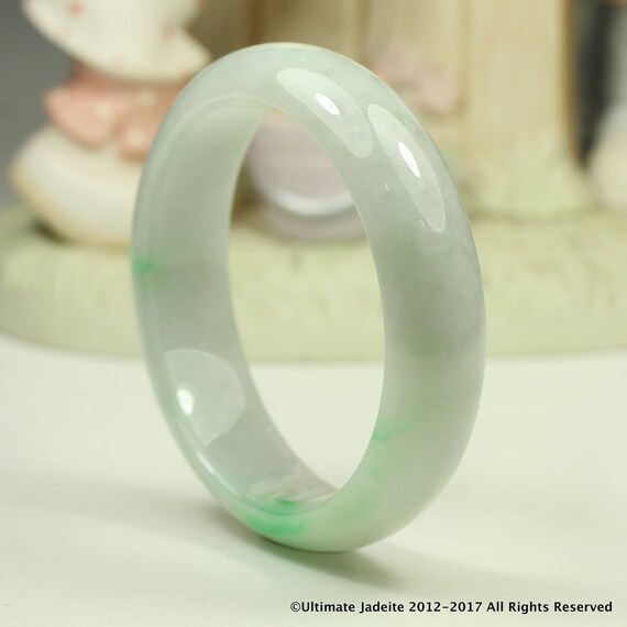 天然翡翠バングル - 58.84 mm オフホワイトと鮮やかなグリーン