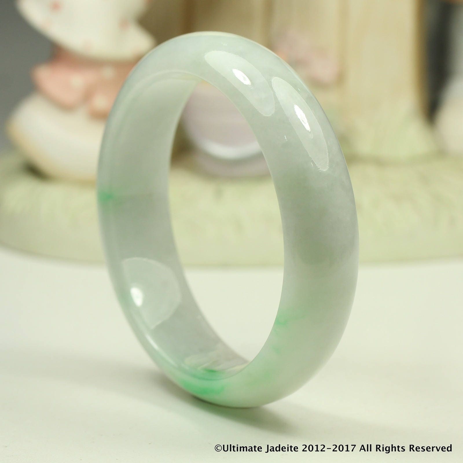 天然翡翠バングル - 58.84 mm オフホワイトと鮮やかなグリーン