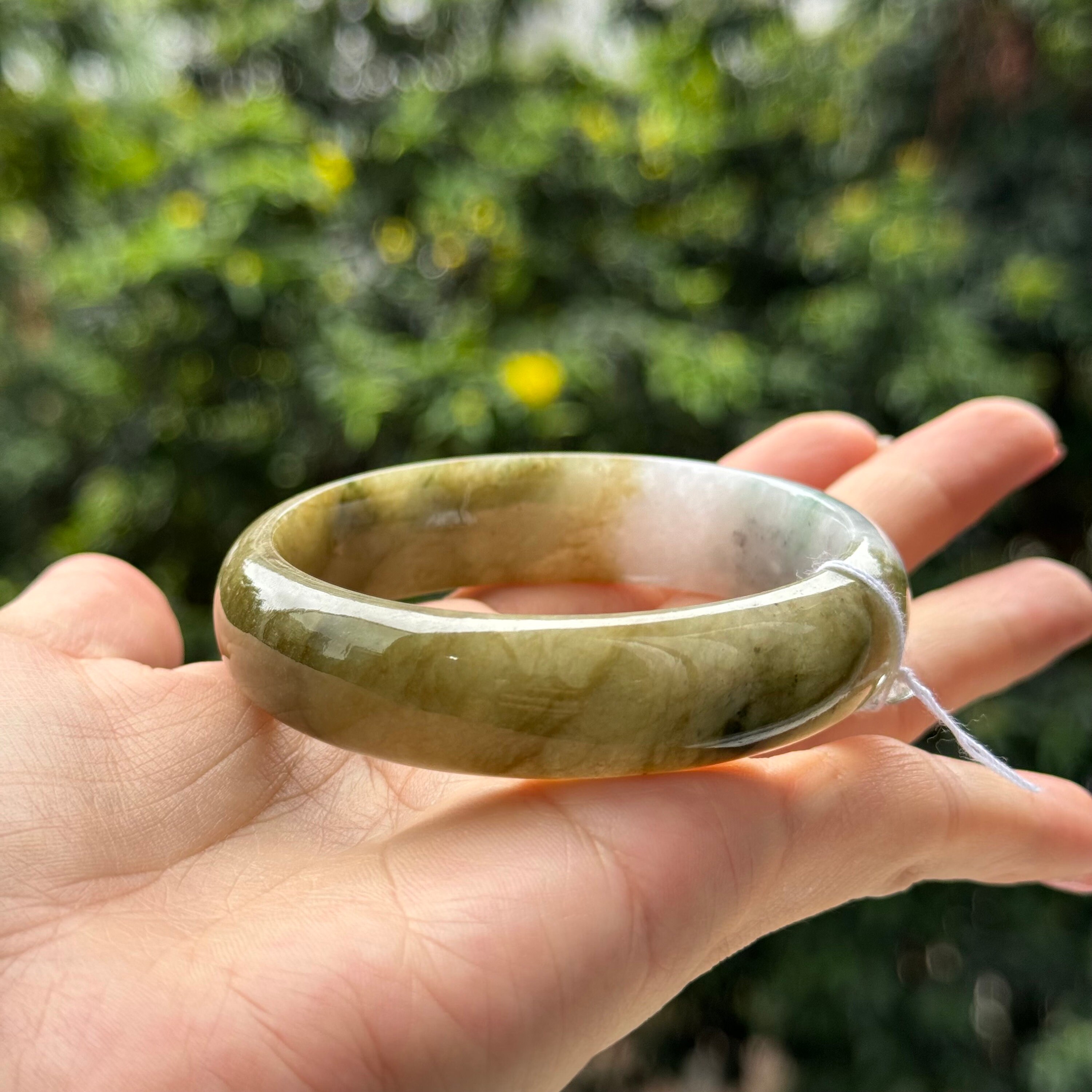 天然翡翠バングル - 57.25 mm 茶色がかった緑と白 (グレード A