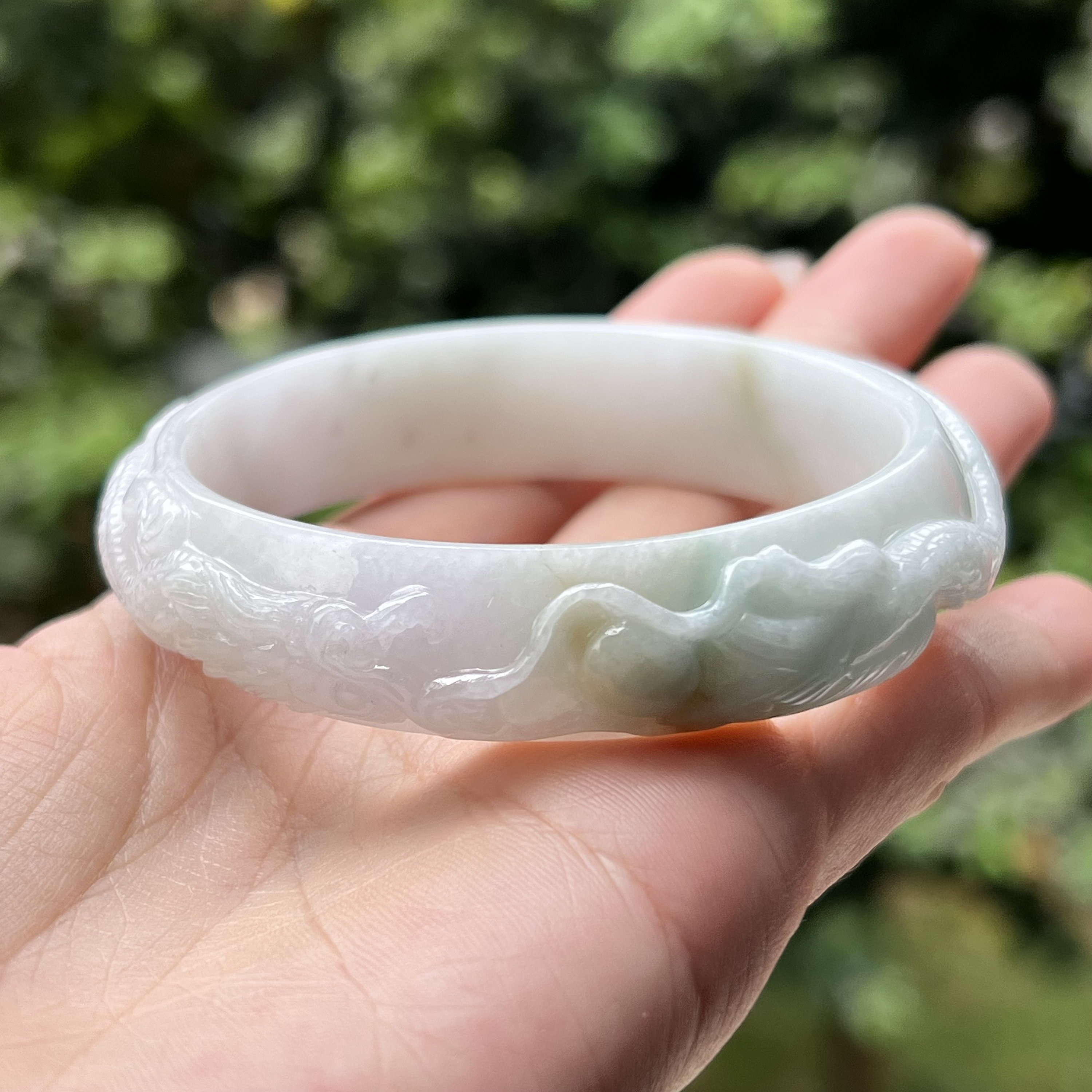 龍の彫刻が施された翡翠のバングル 57.85 mm ホワイト バイカラー