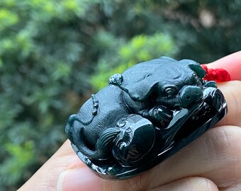 天然オンファサイト翡翠（タイプA） - [墨翠] Pig & Ruyi（信頼できる