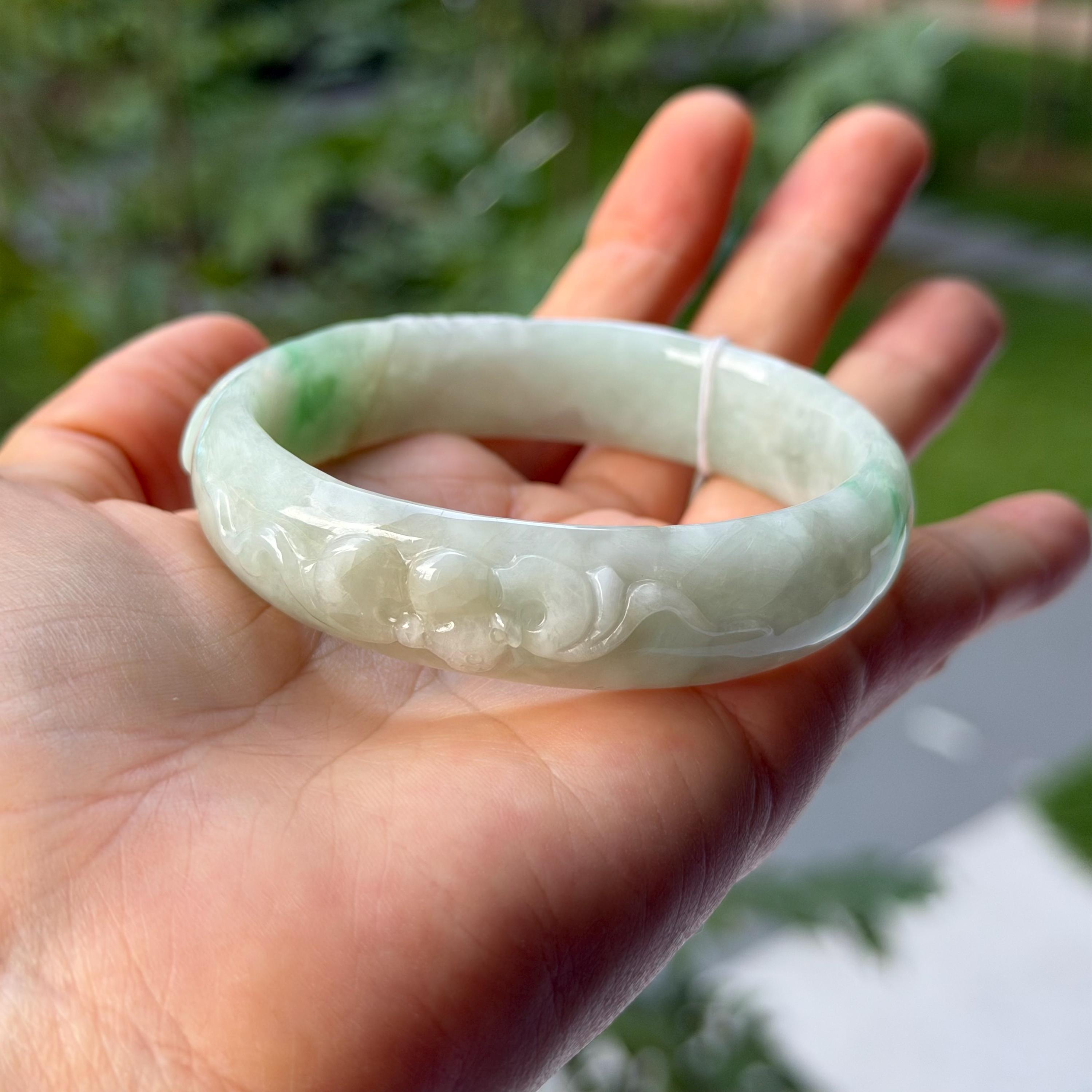 57mm 彫刻入り翡翠バングル 半透明メロン色 淡い黄緑色 アップル