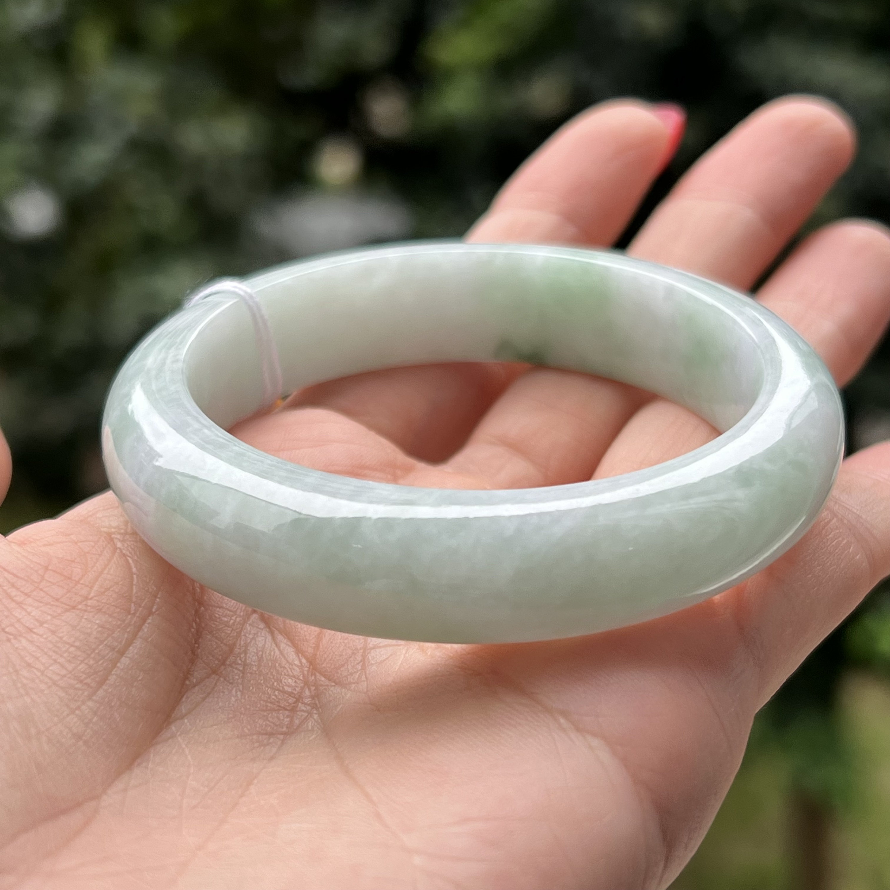 ミャンマー産 天然本翡翠 A貨 翡翠バングル 59.7 mm ミントグリーン色 ミャンマー産 天然本翡翠 A貨 翡翠バングル 59.7 mm ミントグリーン色