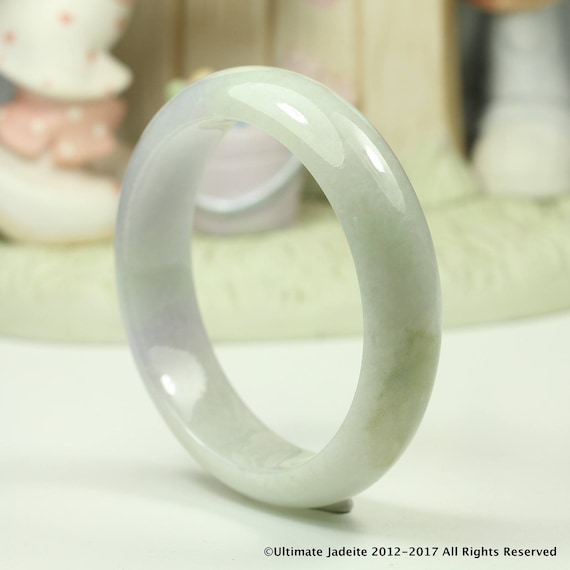 ジェダイト 翡翠バングル - 58.24 mm 淡いラベンダーとグリーン