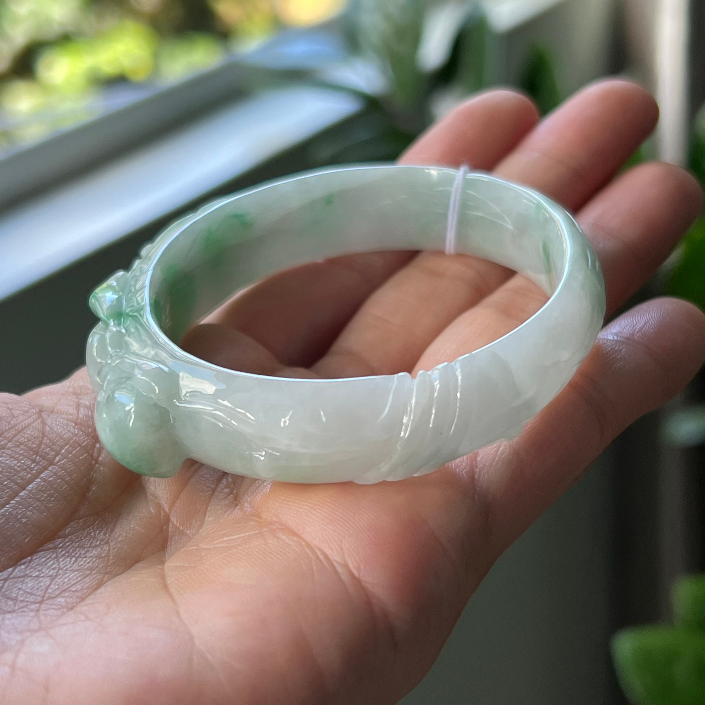 彫刻された翡翠のバングル 楕円形 57.5 mm アップルグリーン ホワイト 