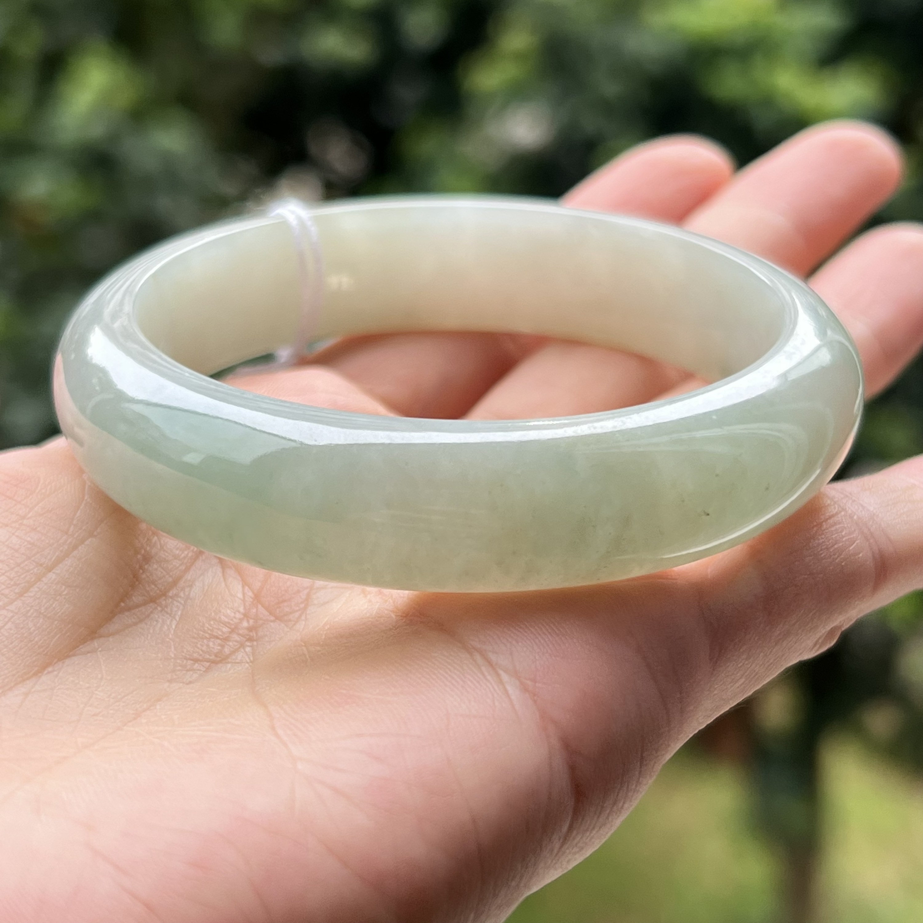 翡翠バングルブレスレット - 58.88 mm 均一な淡いグリーングレー