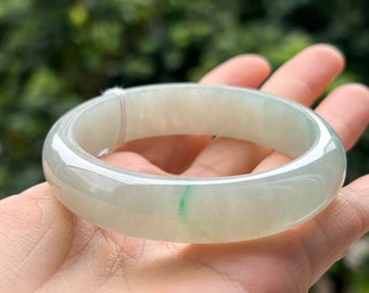 Könnte beinhalten: Ein hellgrünes Jade-Armband mit einer dezenten grünen Ader, die durchläuft.