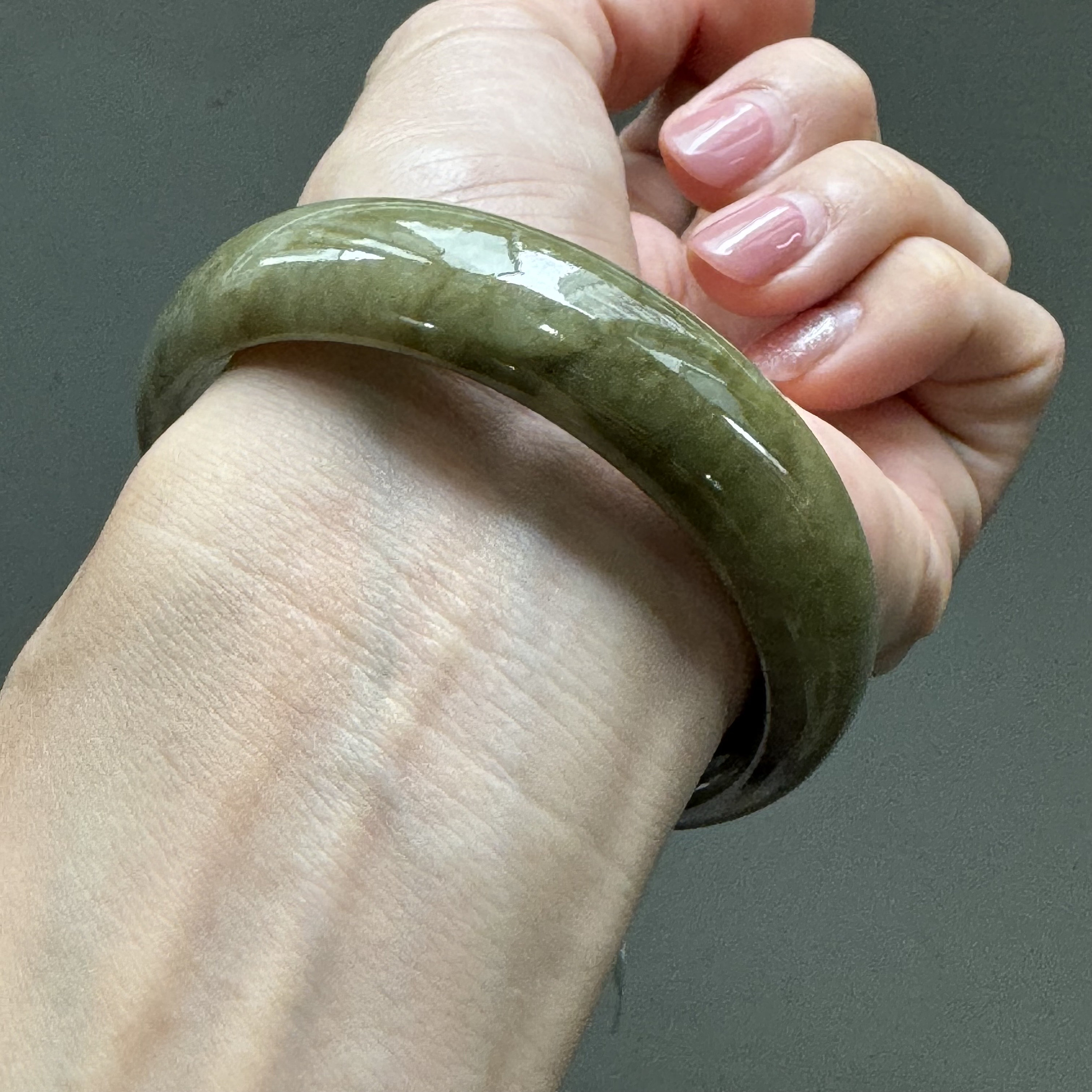 天然翡翠バングル - 57.25 mm 茶色がかった緑と白 (グレード A