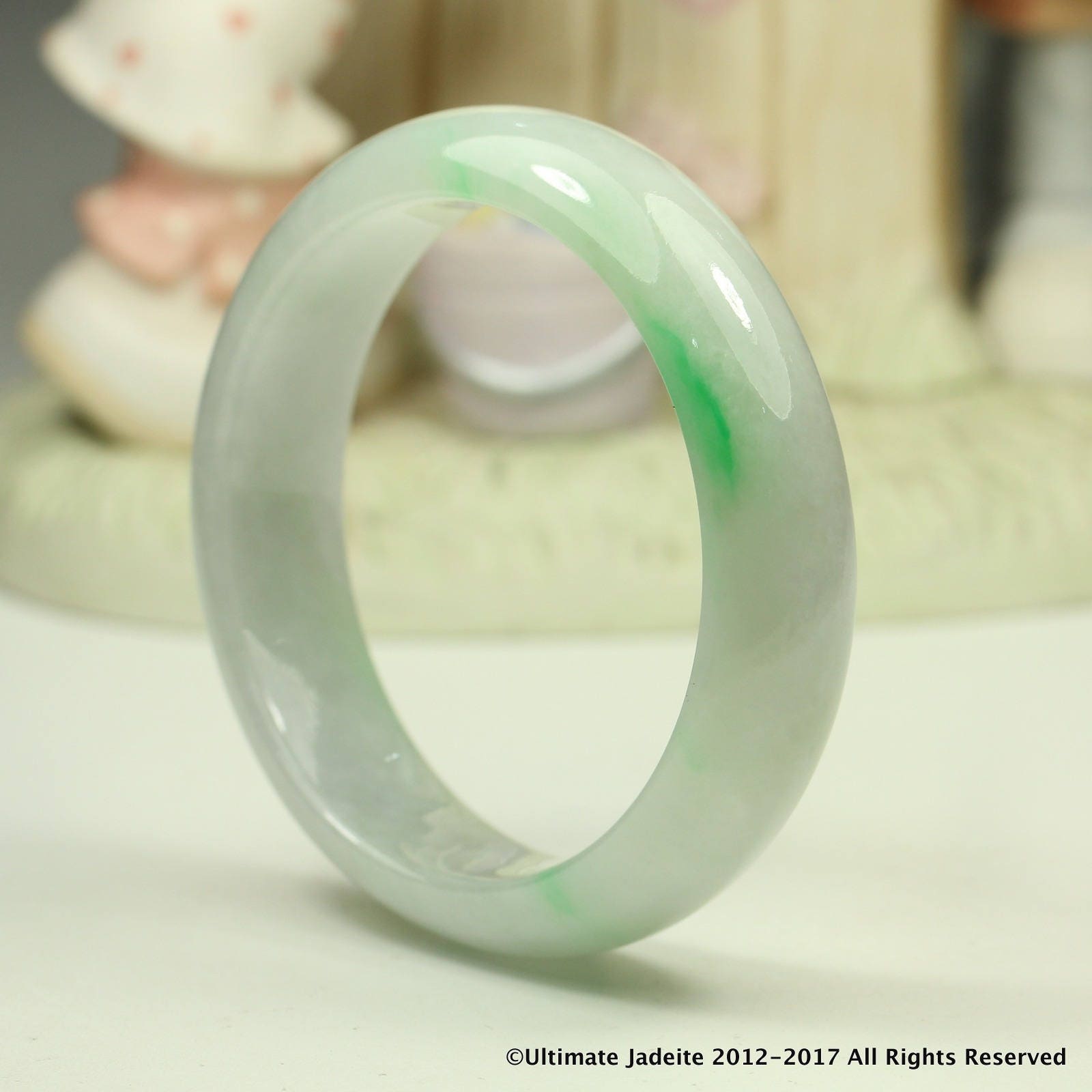 天然翡翠バングル - 58.84 mm オフホワイトと鮮やかなグリーン