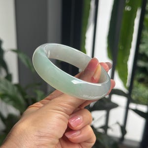 Bracciale rigido in giada di grado A, giadeite grigio tenue bicolore MB6L2L6 (giada birmana), 58,5 mm.
