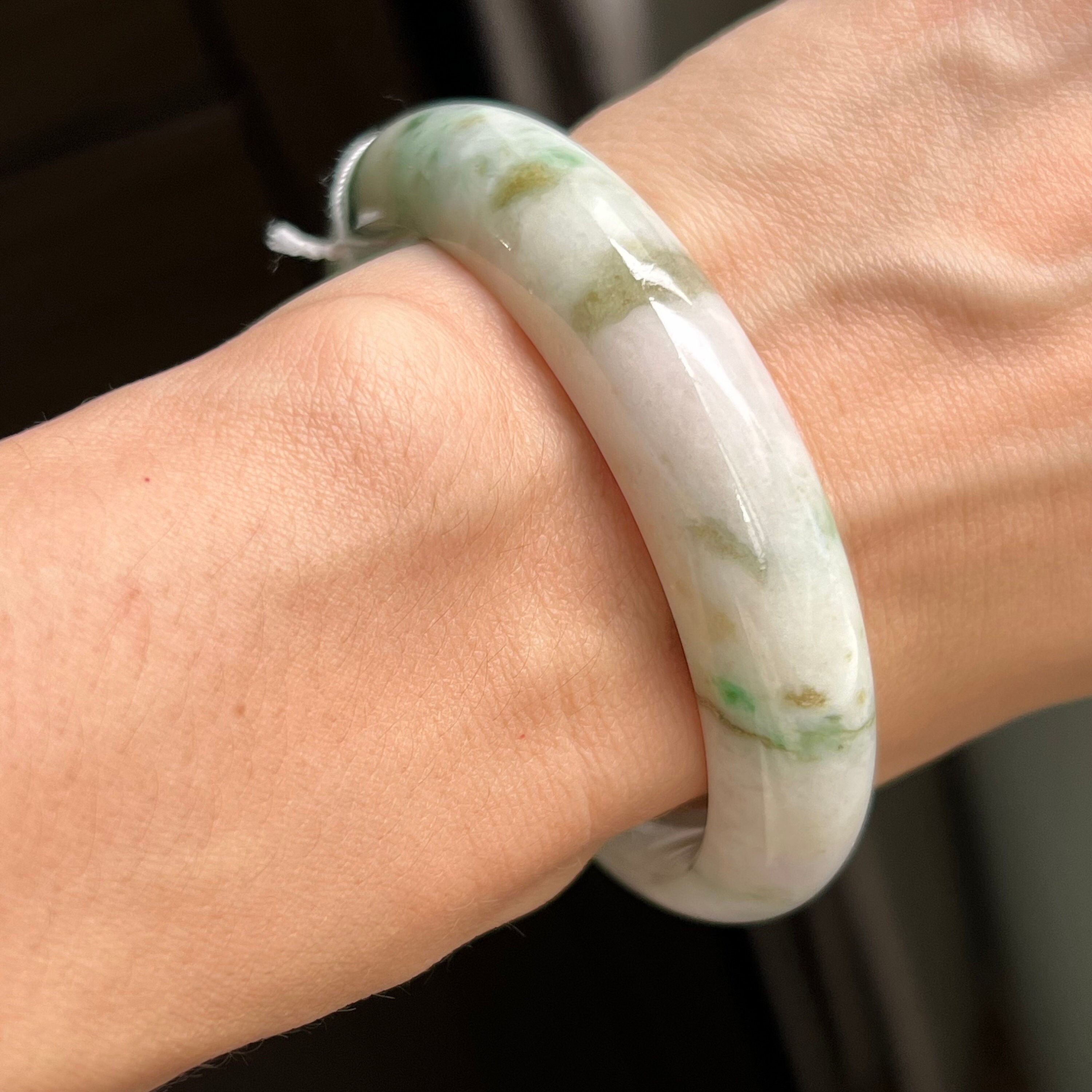 58.8 mm 翡翠バングル さまざまな色合いのグリーン 花柄 4色