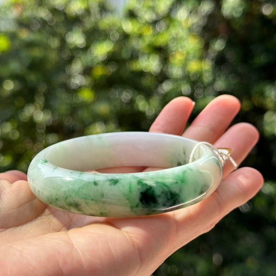 ミャンマー産翡翠バングル糯種春帯彩（内径58mm） パワー 叡智画像