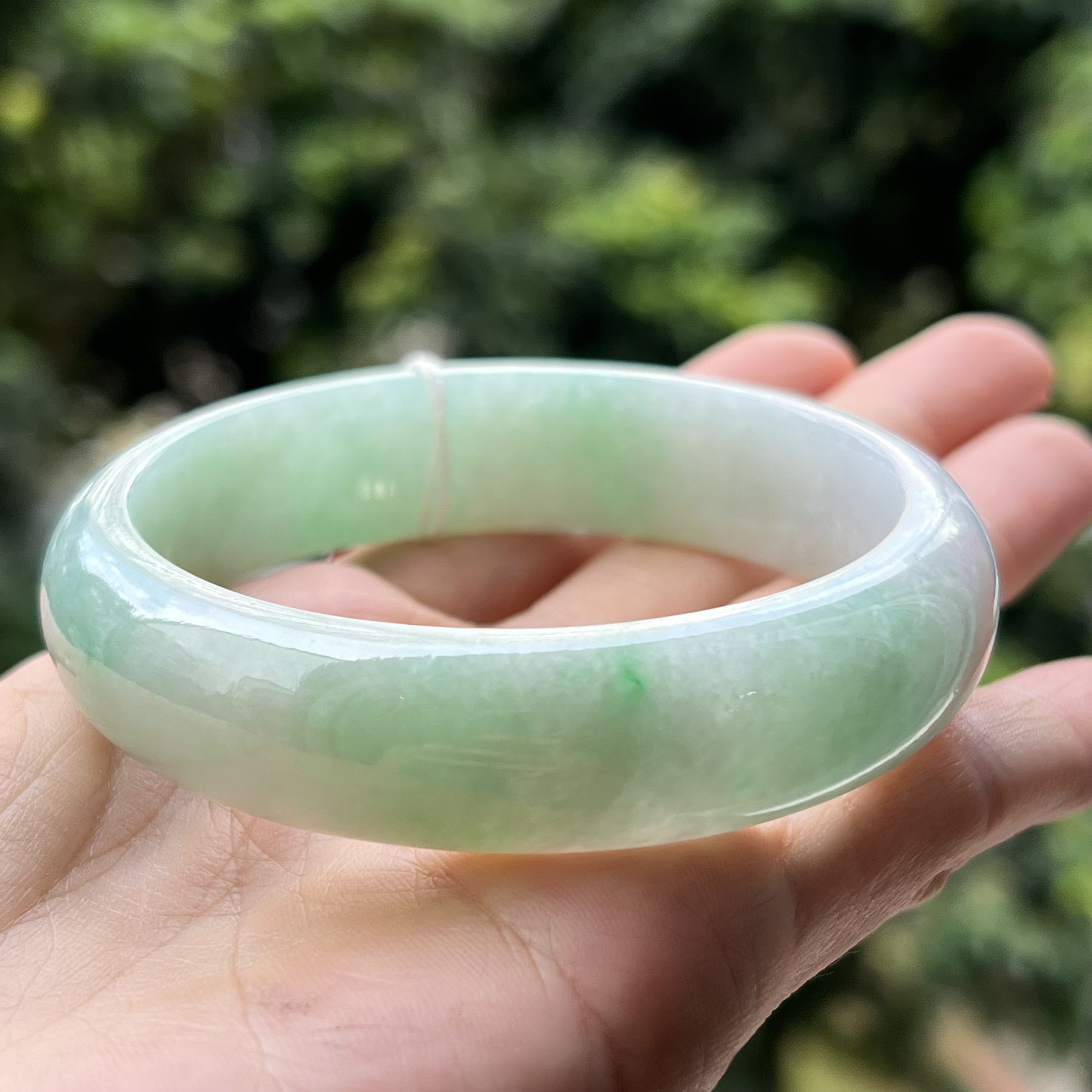 58.6 mm 翡翠バングル 非常に明るいグリーン バイカラー グレード A