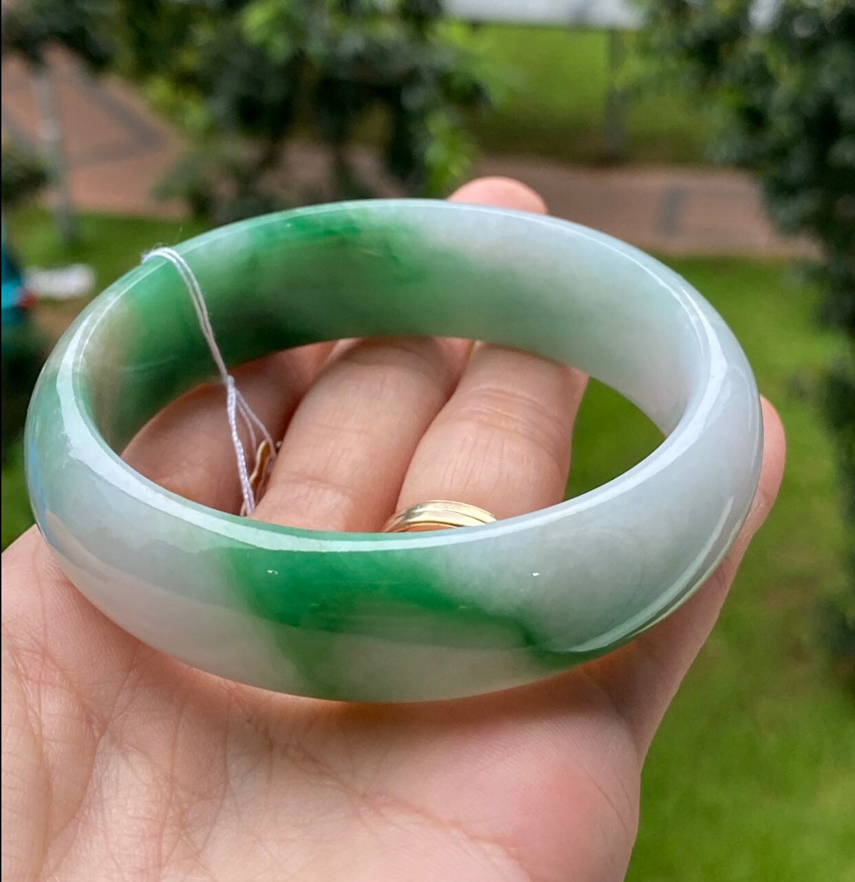 ミャンマー￼￼翡翠製グラデーションバングル ミャンマー産天然無処理翡翠 彫刻 バングル ブレスレット 艶緑 墨翠