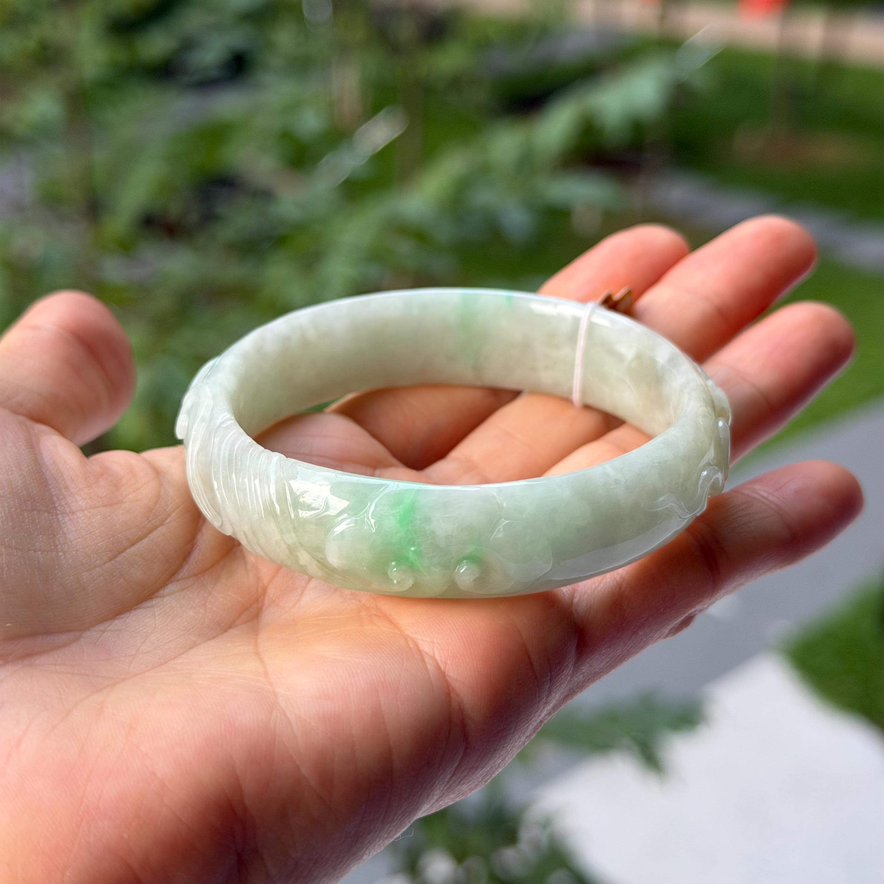 57mm 彫刻入り翡翠バングル 半透明メロン色 淡い黄緑色 アップル