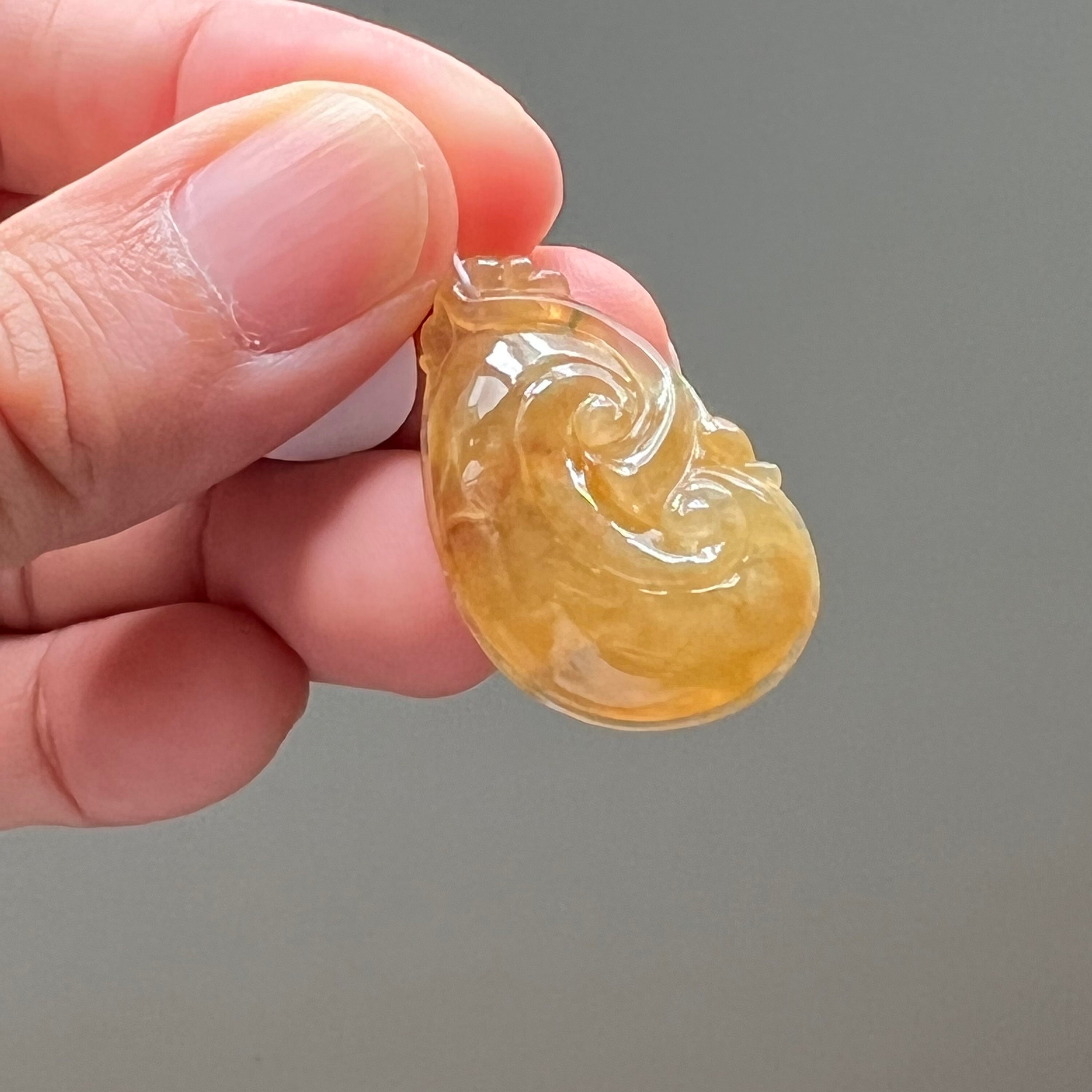 Piece of Jade 豪華版 Jadeite 'Huaigu' and Diamond Pendent Necklace | 天然翡翠雕