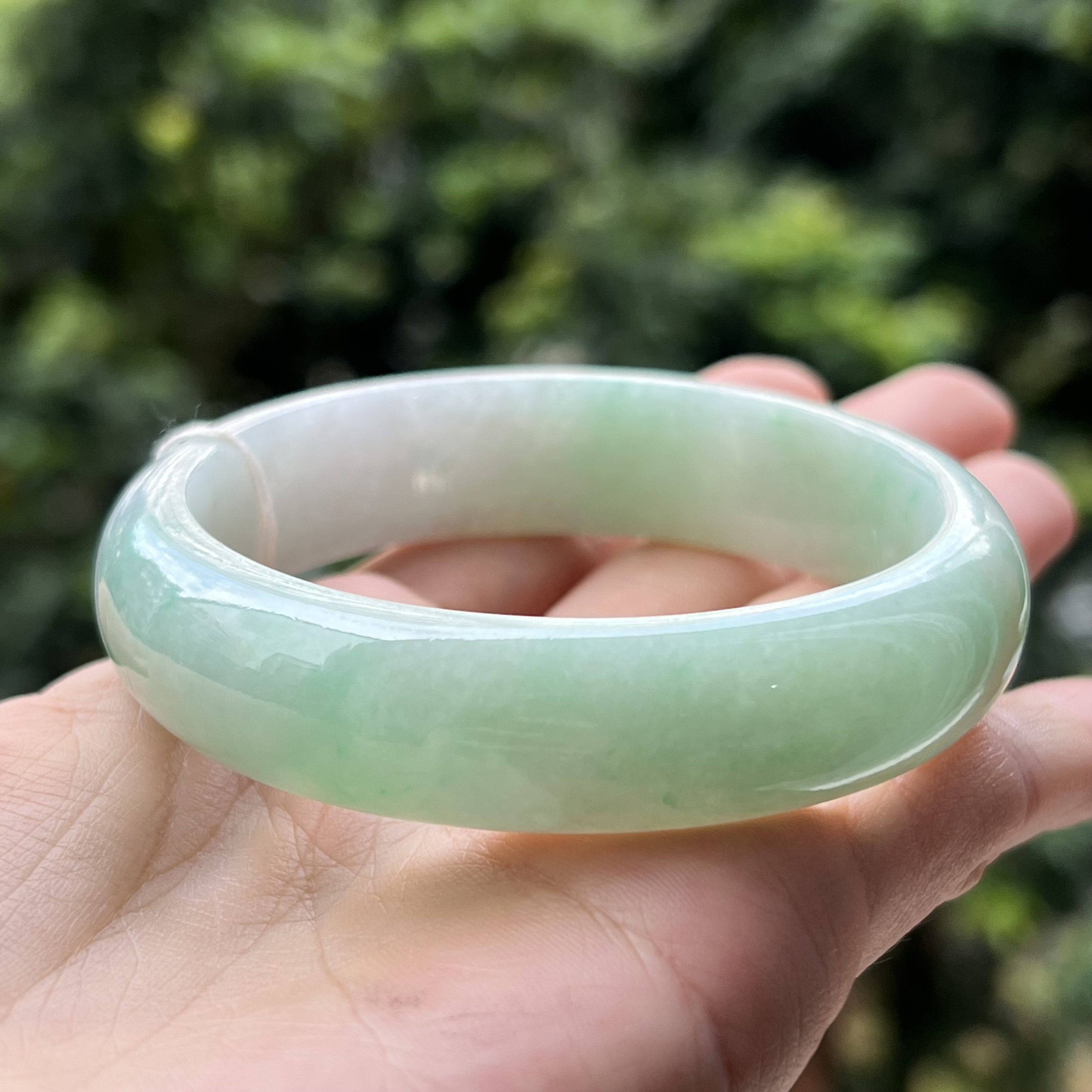 翡翠‥バングル 58.6 mm 翡翠バングル 非常に明るいグリーン バイカラー