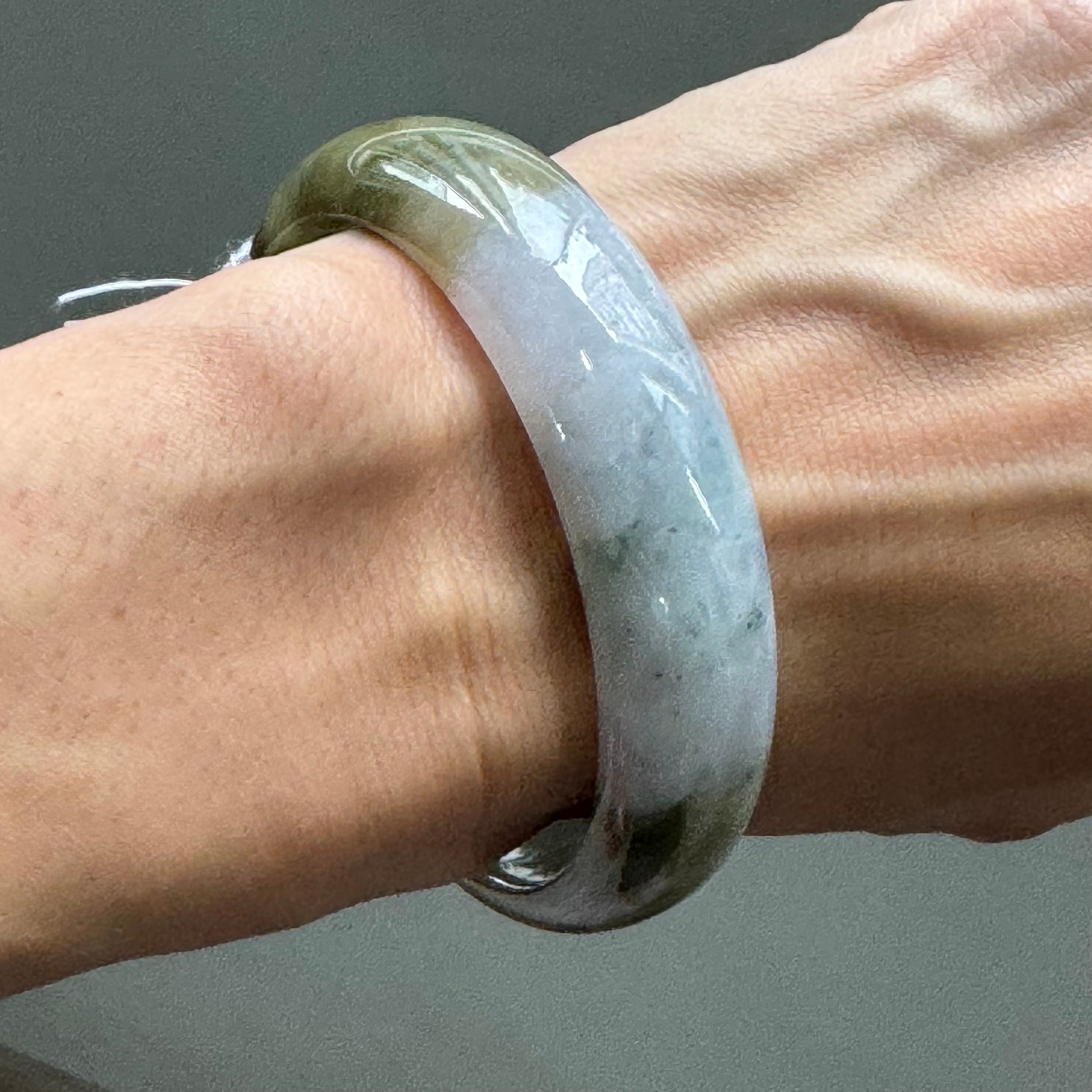 天然翡翠バングル - 57.25 mm 茶色がかった緑と白 (グレード A