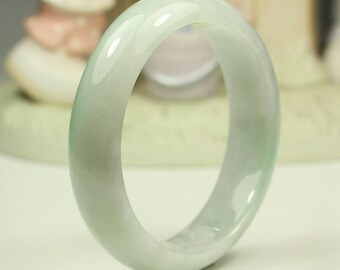 天然翡翠バングル - 58.84 mm オフホワイトと鮮やかなグリーン