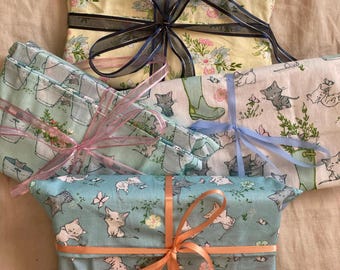 Ensemble de 4 sacs-cadeaux réutilisables | enveloppe en tissu | fermeture à ruban | cadeau livre | emballage durable | papier cadeau zéro déchet | chatons