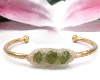Pulseira Peridoto Verde - Pulseira com Pedras do Nascimento de Agosto - Pulseira com Pedras Preciosas Brutas - Pulseira com Manguito de Pedras Preciosas Douradas
