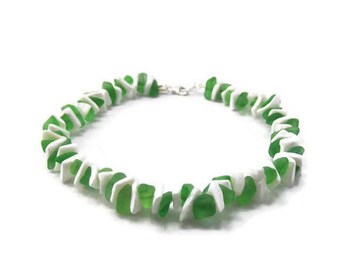 Enkelband met groene kralen - Puka-schelp sieraden - enkelband schelp - groene enkelband - enkelband groen strand