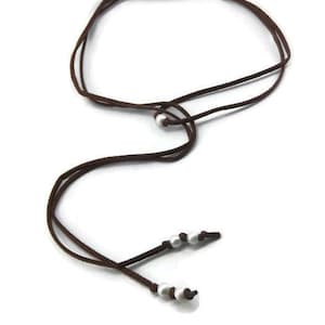 Gargantilla de perlas de agua dulce blanca - collar de gargantilla de cuero marrón - perla de cuero Boho gargantilla - gargantilla de envoltura de ante - gargantilla larga lariat