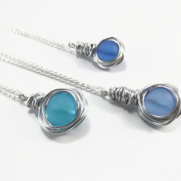 Colar de vidro do mar - Joias de vidro do mar - Colar de vidro do mar enrolado em arame - Colar de corrente de prata esterlina - Pingente de vidro de praia azul fosco