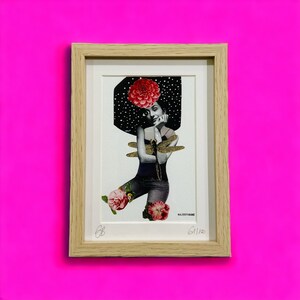 Peut inclure: Une estampe encadrée représentant un collage noir et blanc d'une femme avec une fleur sur la tête et une libellule. L'arrière-plan est un ciel étoilé noir et blanc. L'estampe est signée et numérotée 61/100.