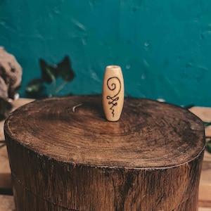 Cuentas de rastas tribales de madera Sak Yant con diseño pirograbado hecho a mano