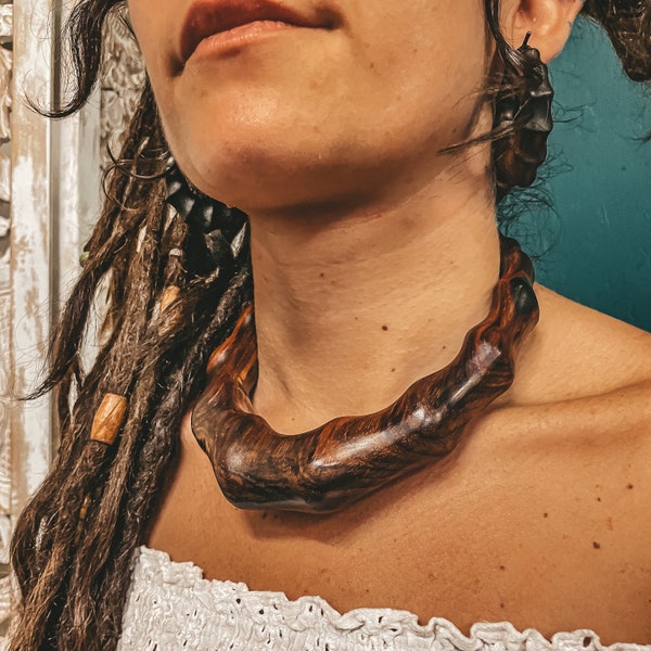 Houten Komisa Tribal dikke golvende choker ketting